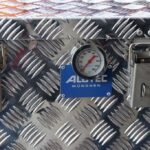 Detailansicht des Temperatursensors am Akku-Quarantänebehälter für Lithium-Ionen-Akkus.