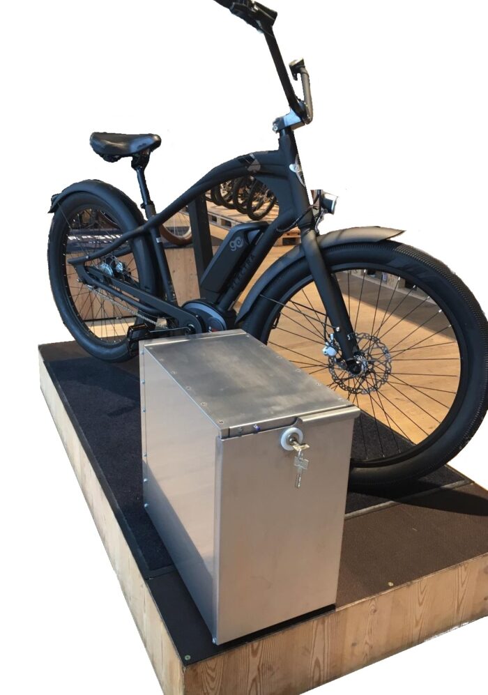 Akku-Ladebox mit Stromanschluß für E-Bikes, Golftrolleys und Lithium-Ionen-Akkus