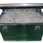 Geöffnete Akku-Ladebox mit PE-Beutel und Löschgranulat für Lithium-Akkus