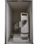 Geöffnete Akku-Ladebox mit Stromanschluss – Detailansicht des Innenraums.