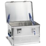 Geöffnete kleine Akku Lagerbox mit PE-Beutel und Löschgranulat für Akkusicherheit