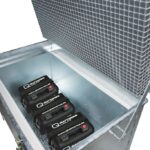 Geöffneter Lithium-Akku-Lagerbehälter mit PyroBubbles-Füllung zur Brandsicherheit