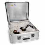 Geöffnete ZARGES Transport- und Lagerbox mit Lithium-Akkus und PE-Beutel mit Löschgranulat