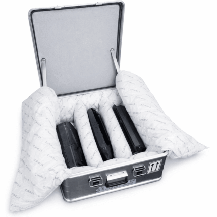 Zarges K470 Transportbox mit ADR Zulassung geöffnet mit Akkus
