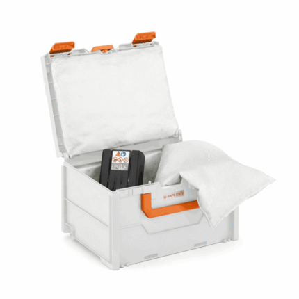 Geöffnete kleine CEMO Brandschutzbox mit eingelegtem Lithium-Ionen-Akku