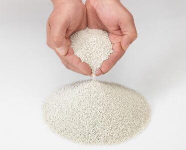 Hände halten Extover Löschgranulat – mineralisches Granulat zur sicheren Brandbekämpfung bei Lithium-Ionen-Akkus.