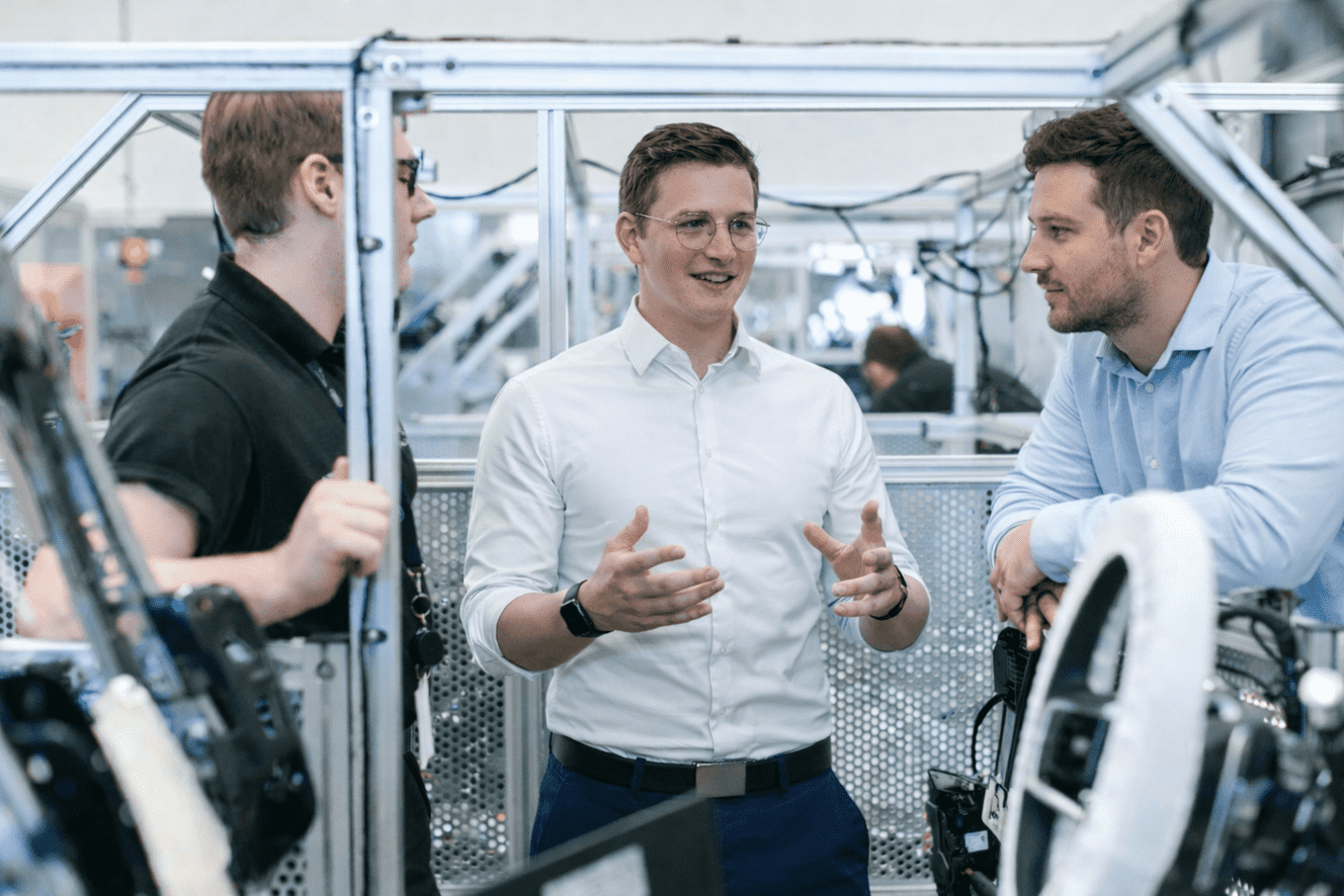 Mitarbeitende in einem Industriebetrieb im Beratungsgespräch – Symbolbild für betriebliche Brandschutzberatung.