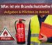 Brandschutzhelfer im Betrieb mit Warnsymbol und Schulungsunterlagen zur Brandprävention