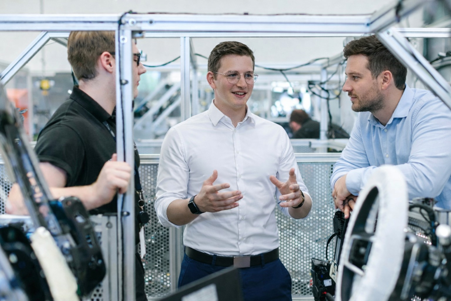 Mitarbeitende in einem Industriebetrieb im Beratungsgespräch – Symbolbild für betriebliche Brandschutzberatung.