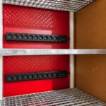 Zwei integrierte Steckdosenleisten mit jeweils 10 Steckdosen zum gleichzeitigen Laden von Lithium-Ionen-Akkus im Akku Sicherheitsschrank.